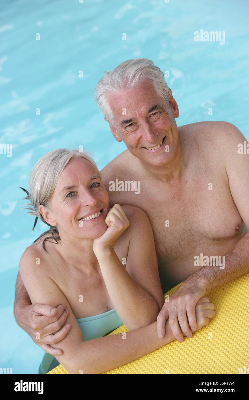 60-Jahr-alten Paar in einem Schwimmbad. Stockfoto
