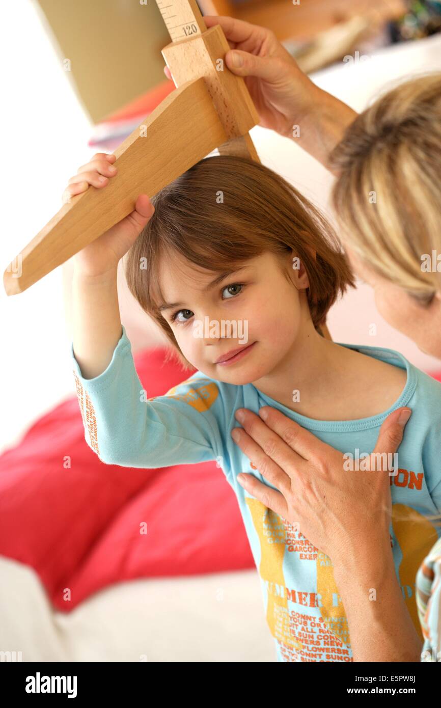 Ein Arzt misst die Höhe eines 5-jährigen Mädchens während ärztliche Beratung. Stockfoto