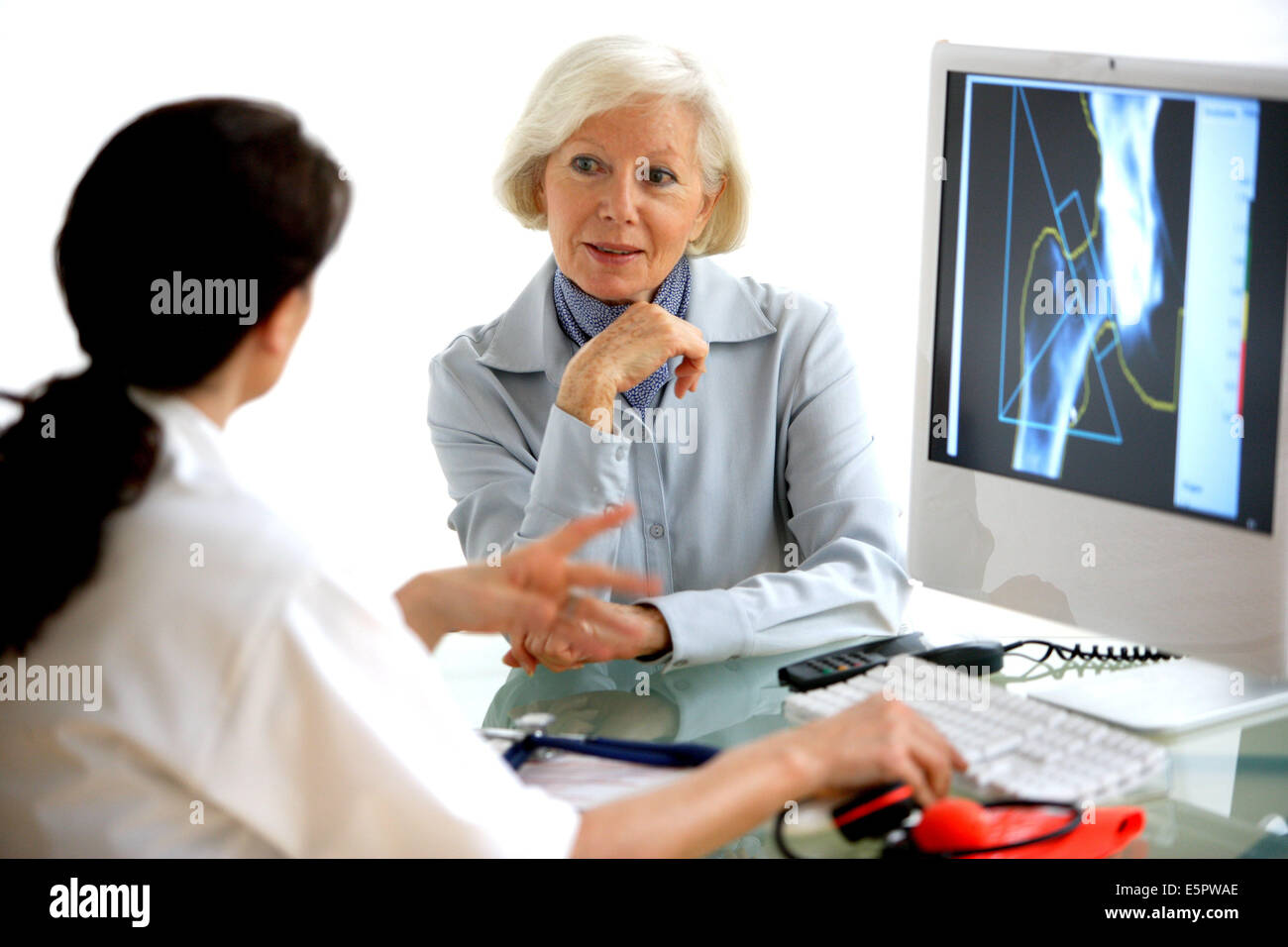 Arzt diskutieren Knochen Densitometrie Röntgen der Hüfte mit einem Patienten. Stockfoto