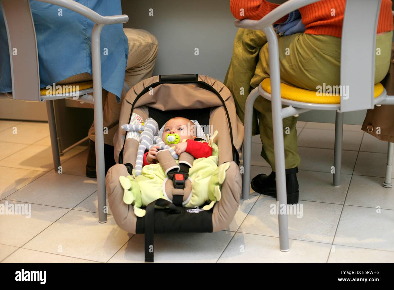 Paar mit ihrem 3 Monate alten Baby in Absprache. Stockfoto