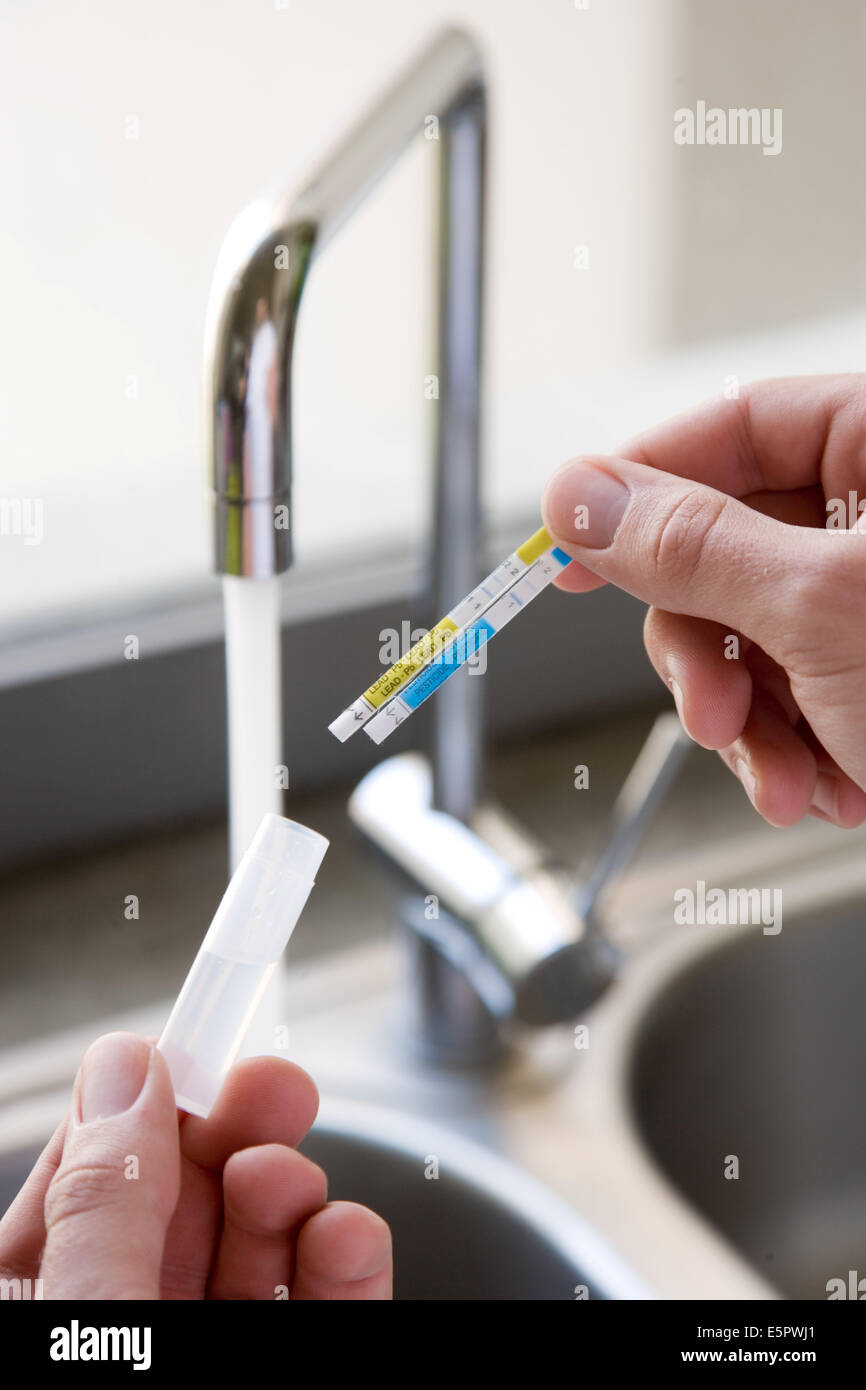 Wasseranalyse, Mann, die Prüfung der Qualität des Trinkwassers. Stockfoto