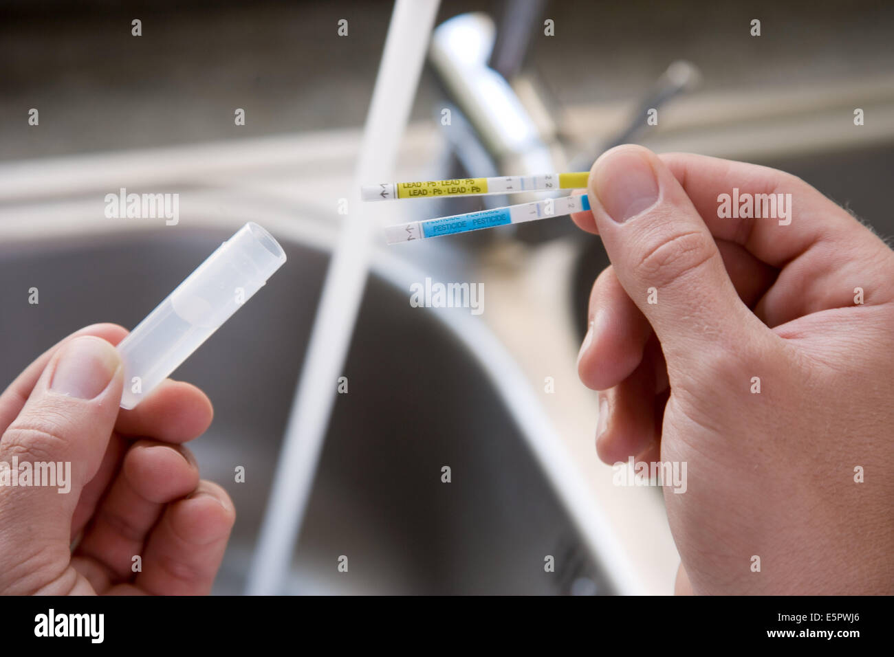 Wasseranalyse, Mann, die Prüfung der Qualität des Trinkwassers. Stockfoto