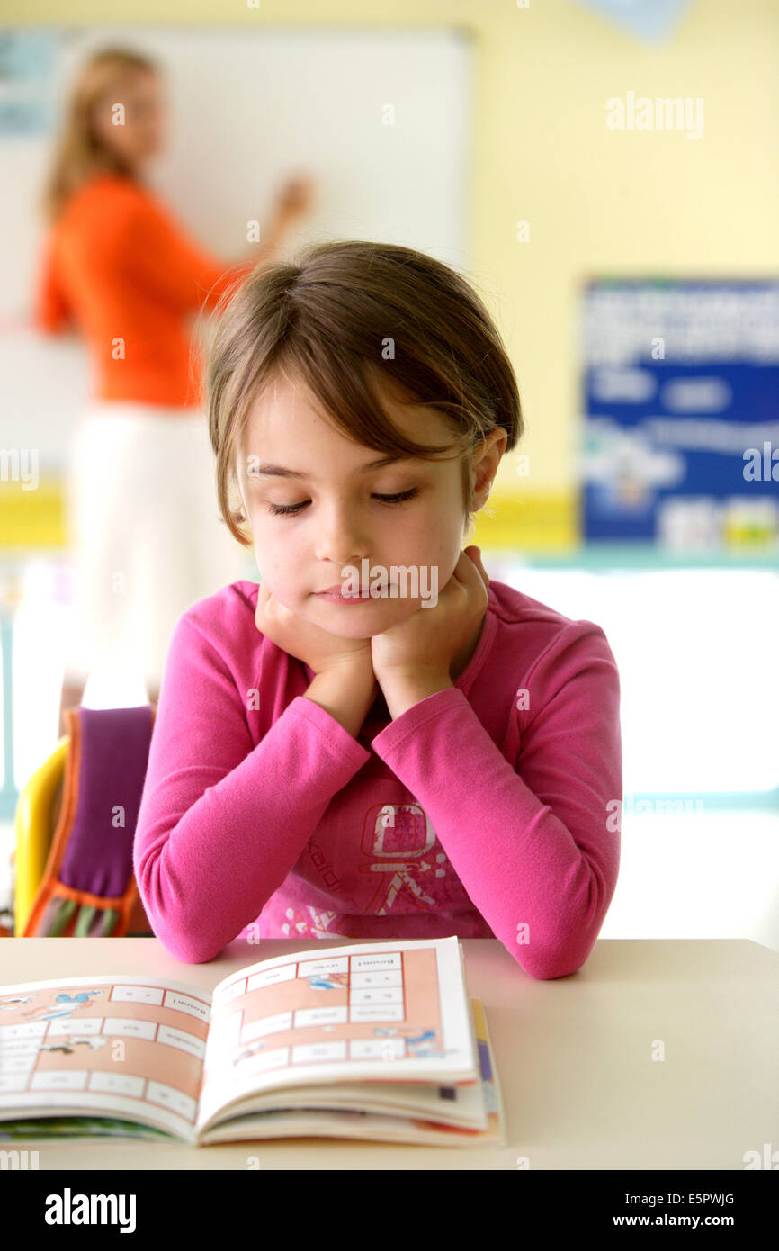 6 Jahre altes Mädchen in der Schule. Stockfoto