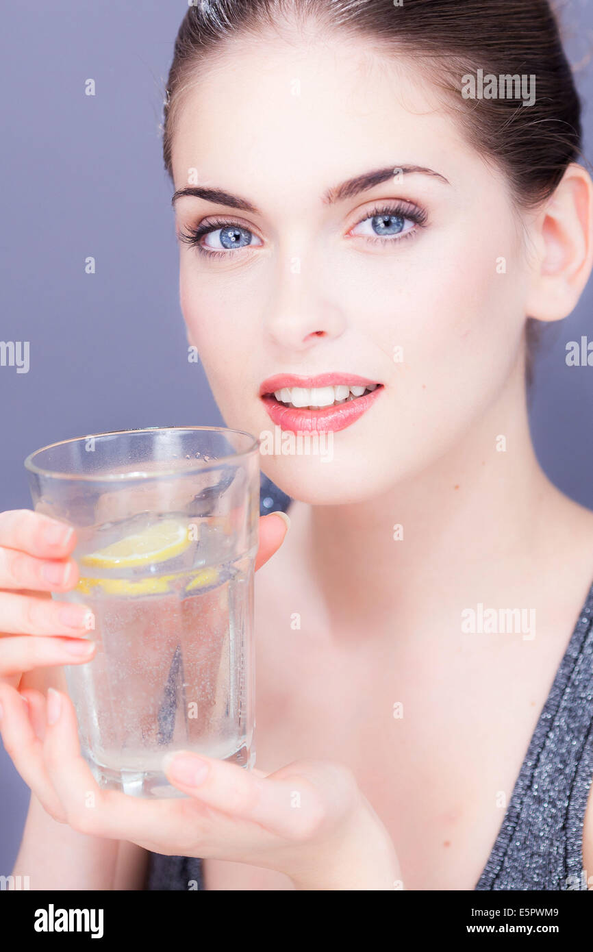 Frau trinkt Mineralwasser Gas Wasser. Stockfoto