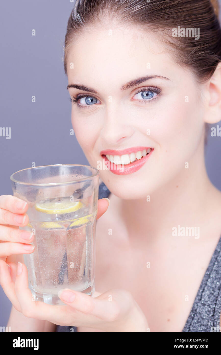 Frau trinkt Mineralwasser Gas Wasser. Stockfoto