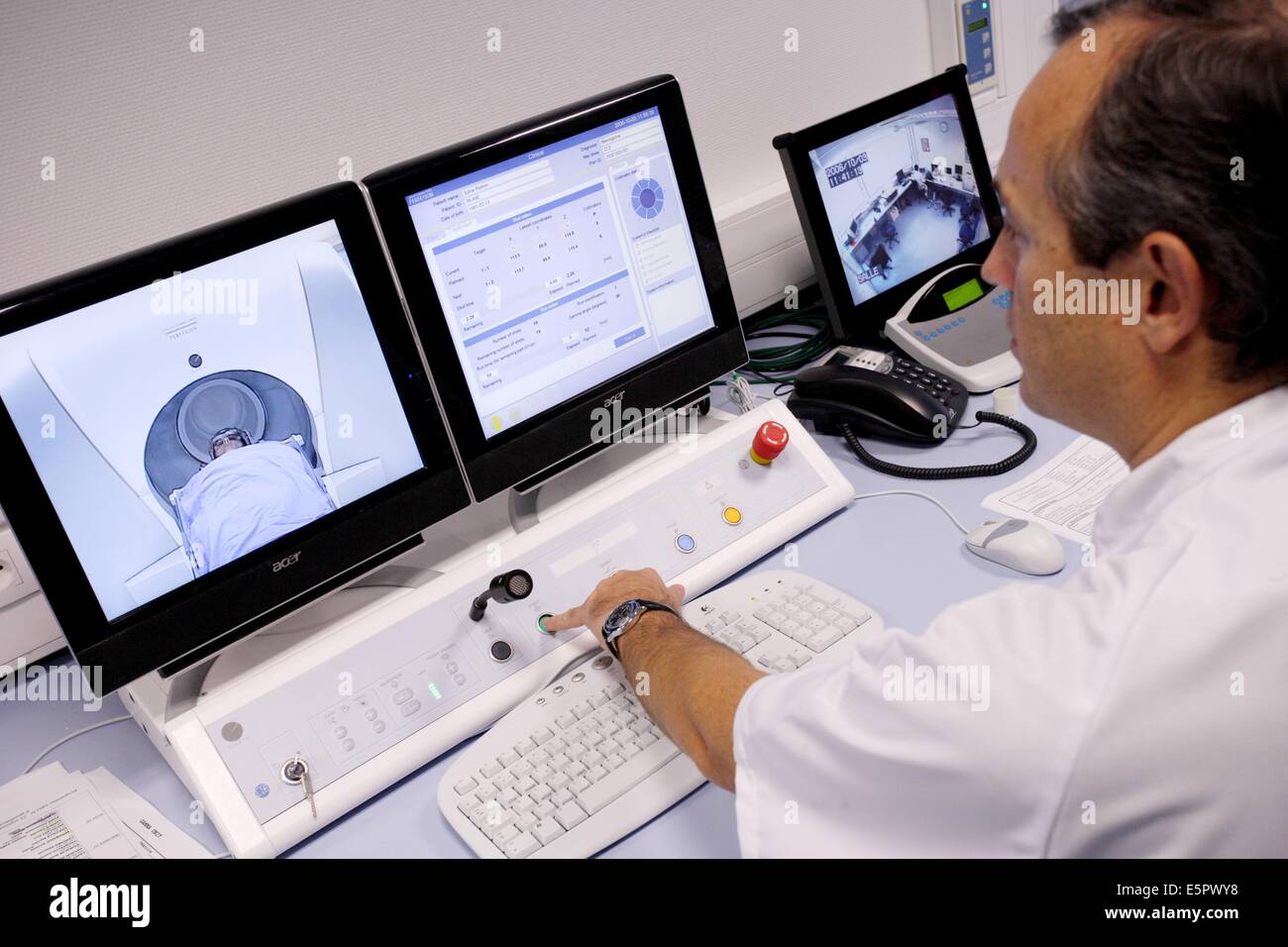 Behandlung von ein Meningeom (gutartiger Hirntumor) mit einer Gamma-Knife, hier Techniker Gamma Messer Bedieneinheit mit Stockfoto