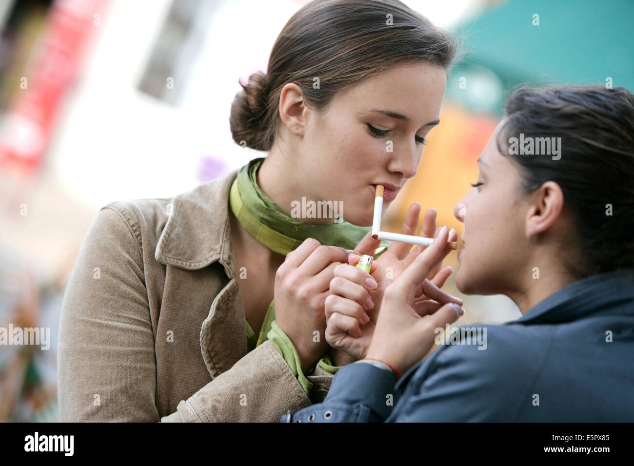 Frauen rauchen außerhalb ihrer Büros. Stockfoto
