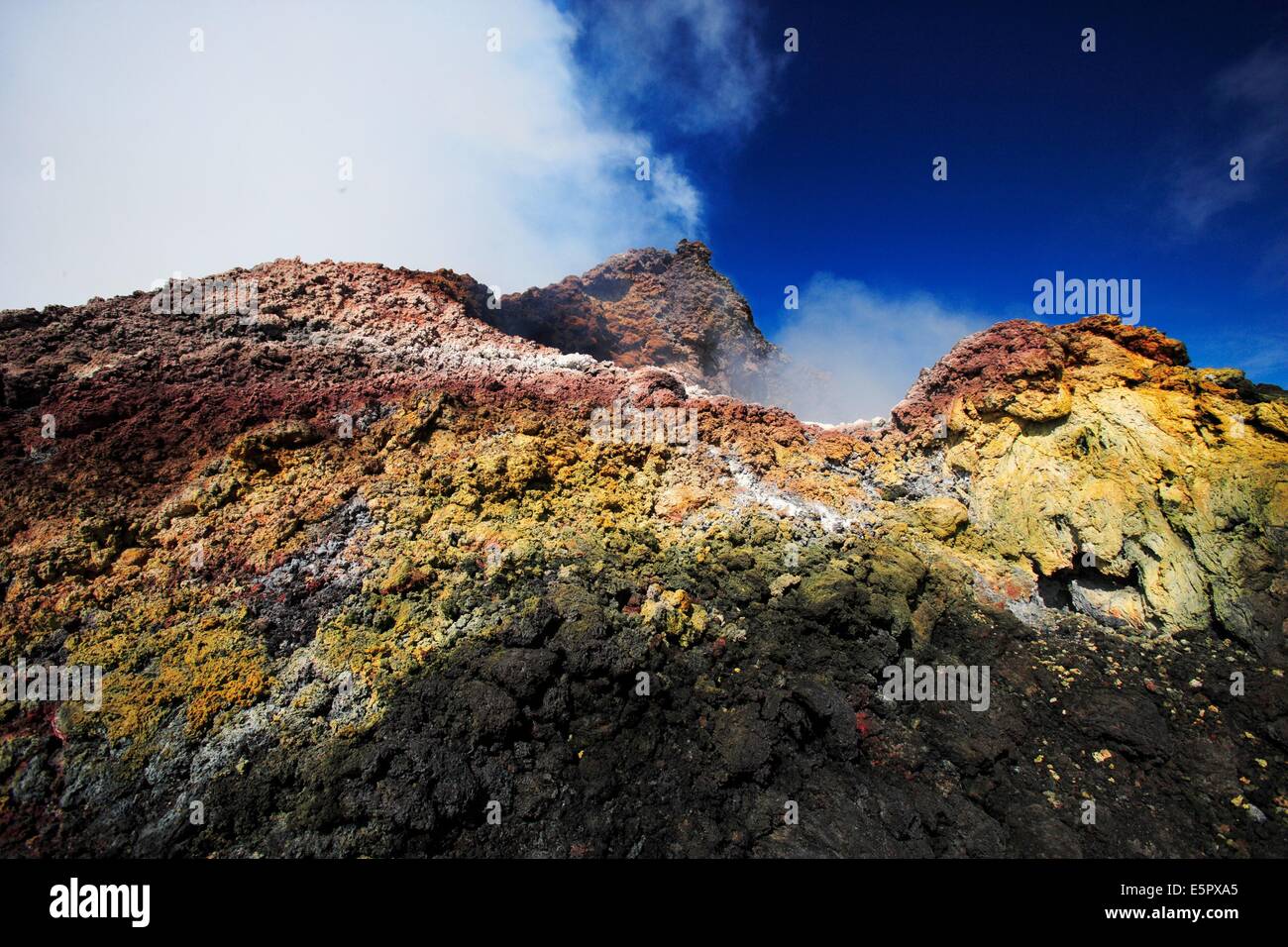 Schwefel raucht und Felsen von der Pacaya, 2 552 m hohen aktiven Vulkan, in der Nähe von Antigua, Guatemala. Stockfoto Schwefel raucht und Felsen von der Pacaya, 2 552 m hohen aktiven Vulkan, in der Nähe von Antigua, Guatemala. Stockfoto