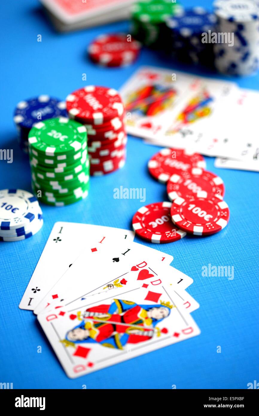 Karten, Chips und Würfel. Stockfoto