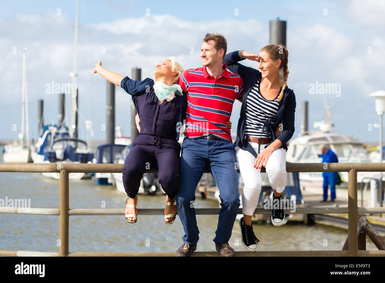 Urlaub an der deutschen Nordsee Schiffsanlegestelle Freunde Stockfoto
