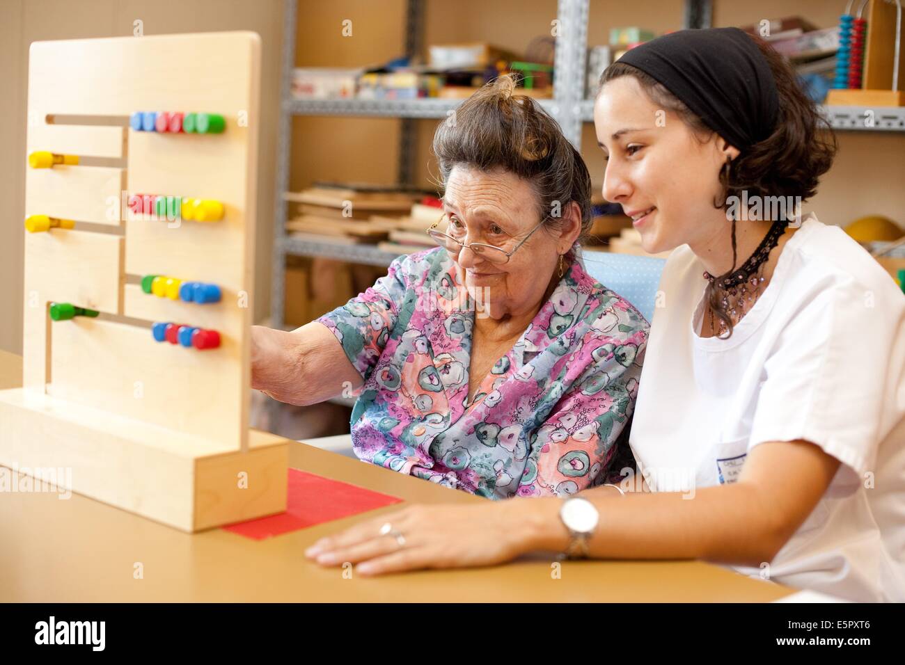 Ergotherapie-Workshop mit Spiele, um Gedächtnis zu stimulieren; Wohnhaus für pflegebedürftige ältere Person, Limoges, Frankreich. Stockfoto