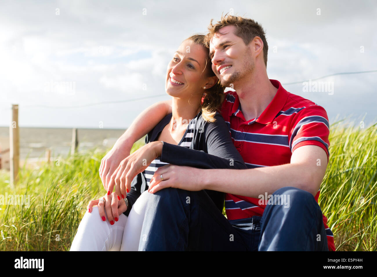 Paar genießt Urlaub in deutschen Nordsee Strand Düne Stockfoto