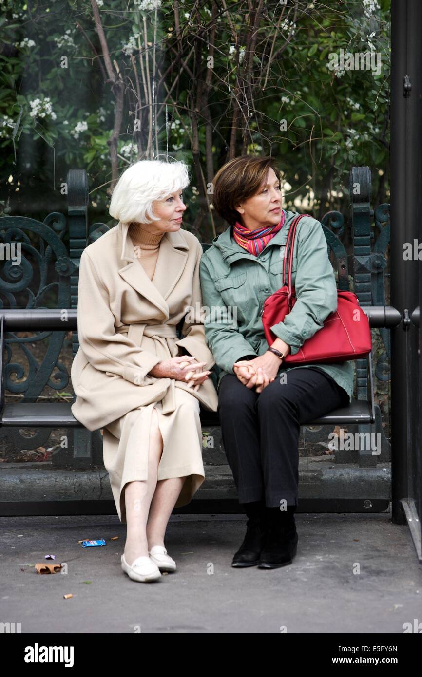 Frau und ältere Frau wartete auf den Bus. Stockfoto
