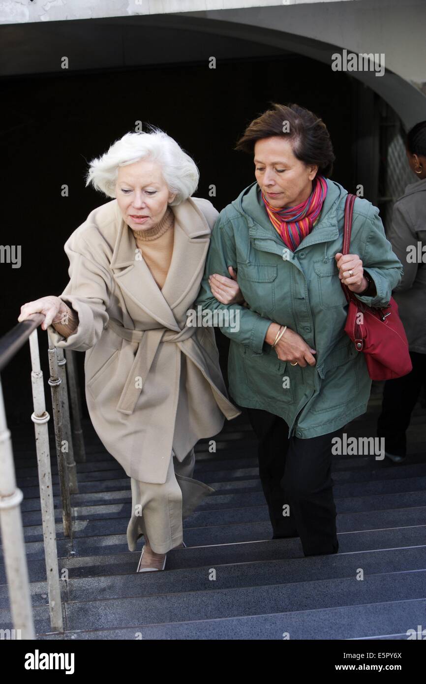 Frau und ältere Frau beim Treppensteigen. Stockfoto