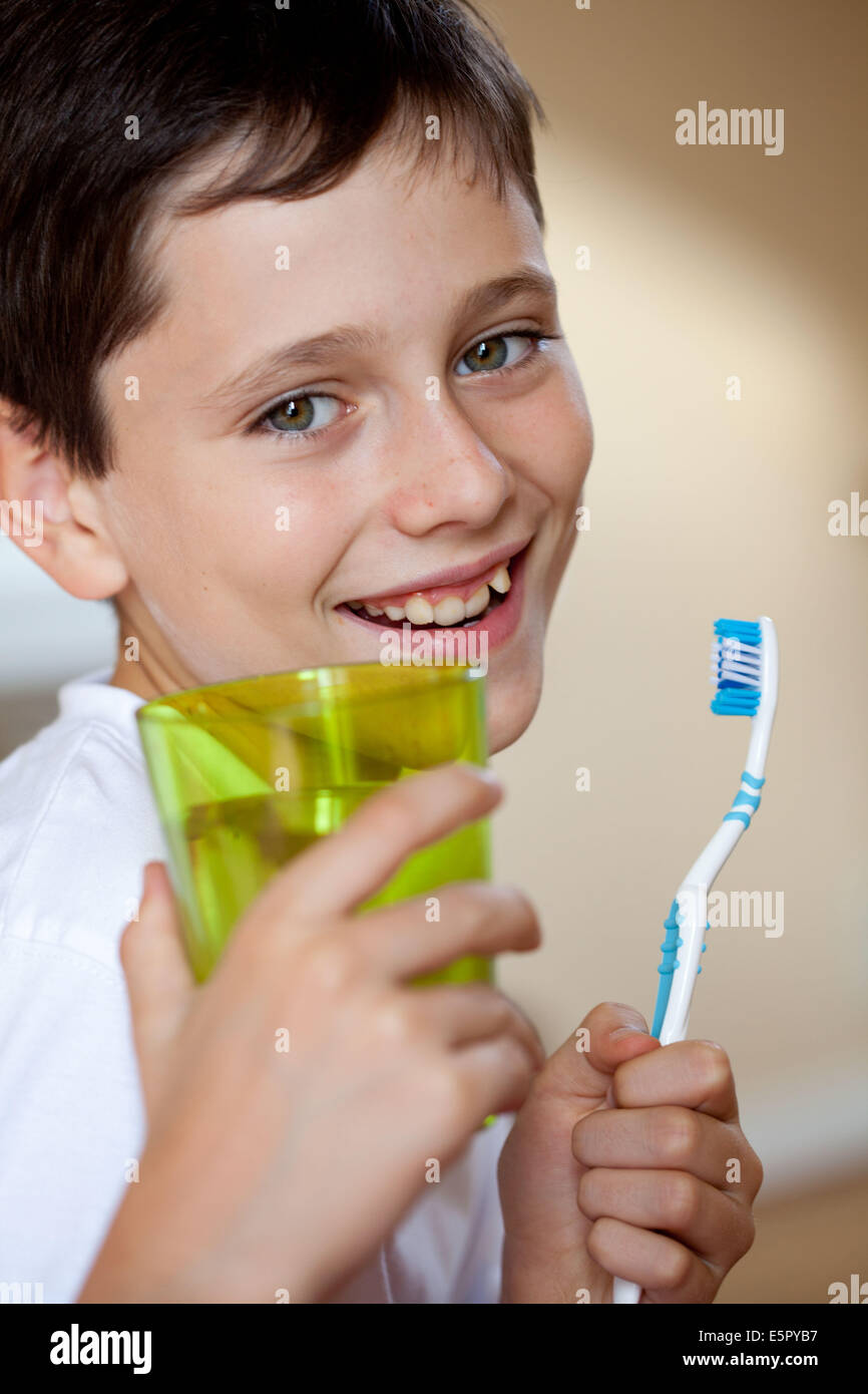 10 Jahre alter Junge, seine Zähne zu putzen. Stockfoto