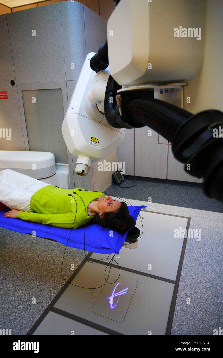 Behandlung von Krebserkrankungen von robotisierten Strahlentherapie, ermöglicht diese Atmung angepasst Strahlentherapie den Tumor mehr ausrichten Stockfoto