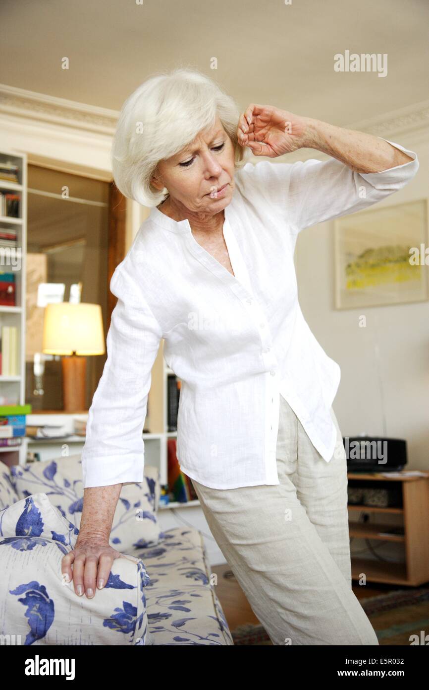 Ältere Frau erleben über Schwindel oder Schwächegefühl. Stockfoto