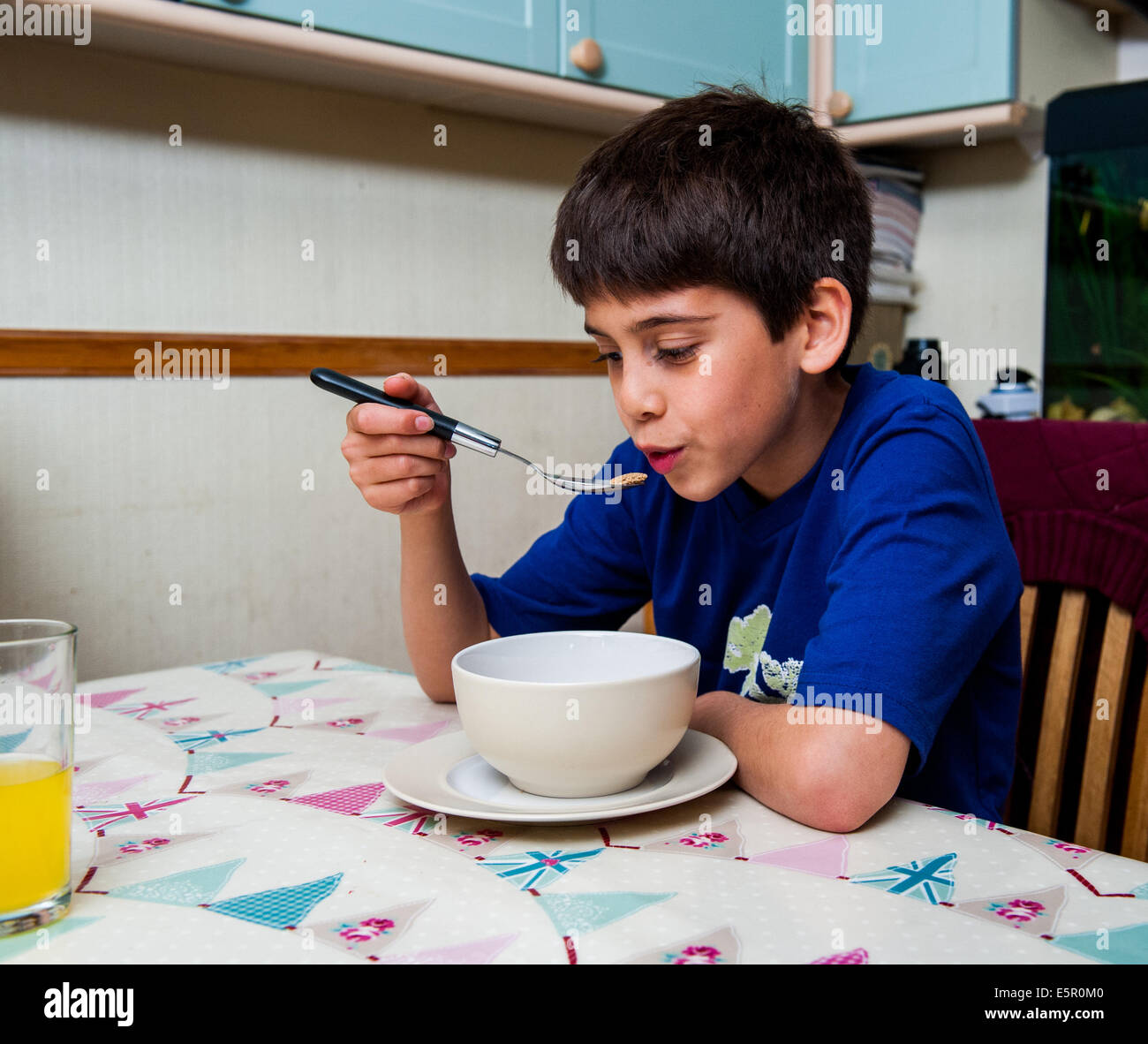 Jungen im Alter von 8-9-10 essen Müsli Stockfoto