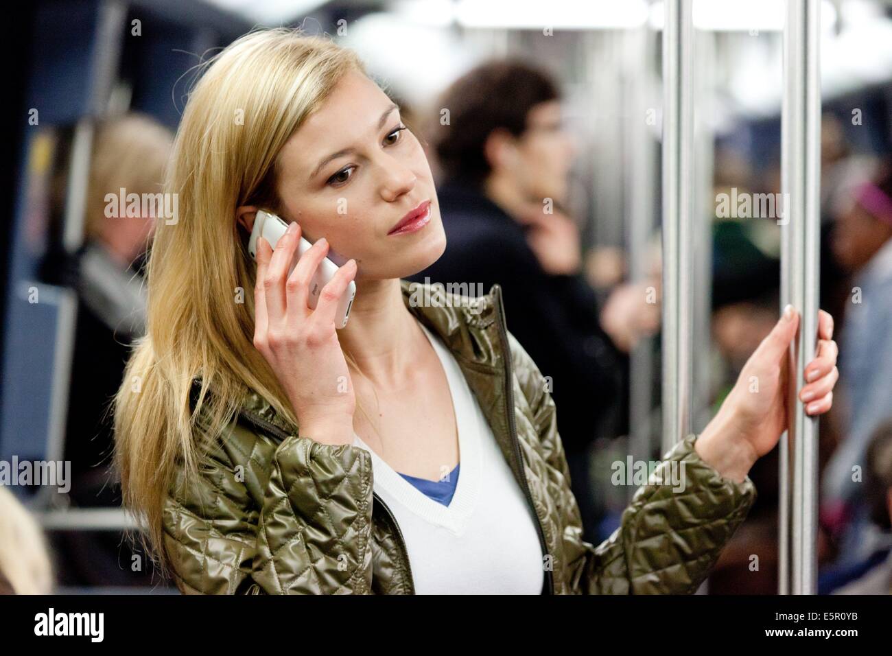 Frau mit einem Handy in der u-Bahn. Stockfoto