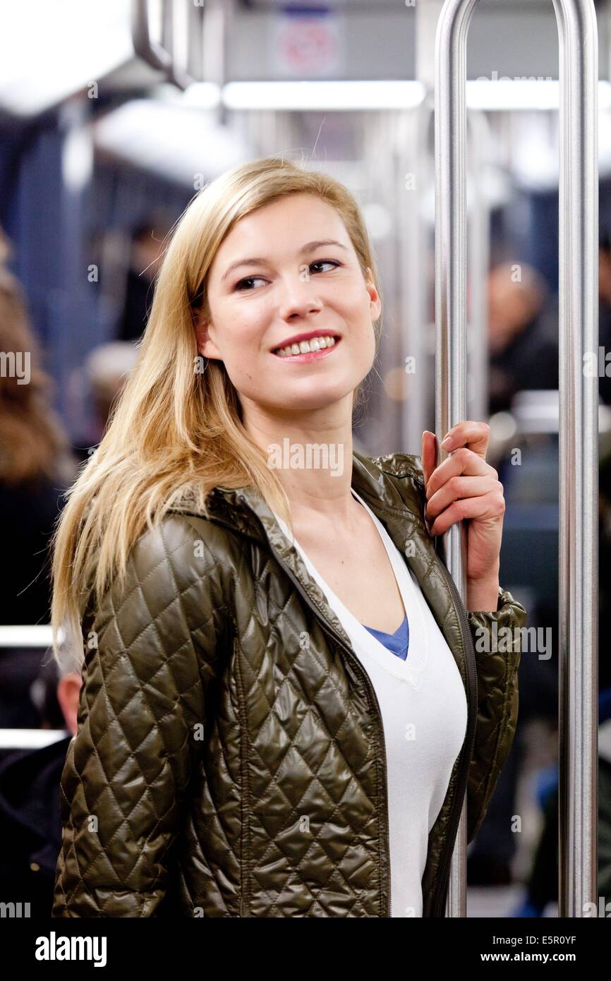 Frau in der u-Bahn. Stockfoto