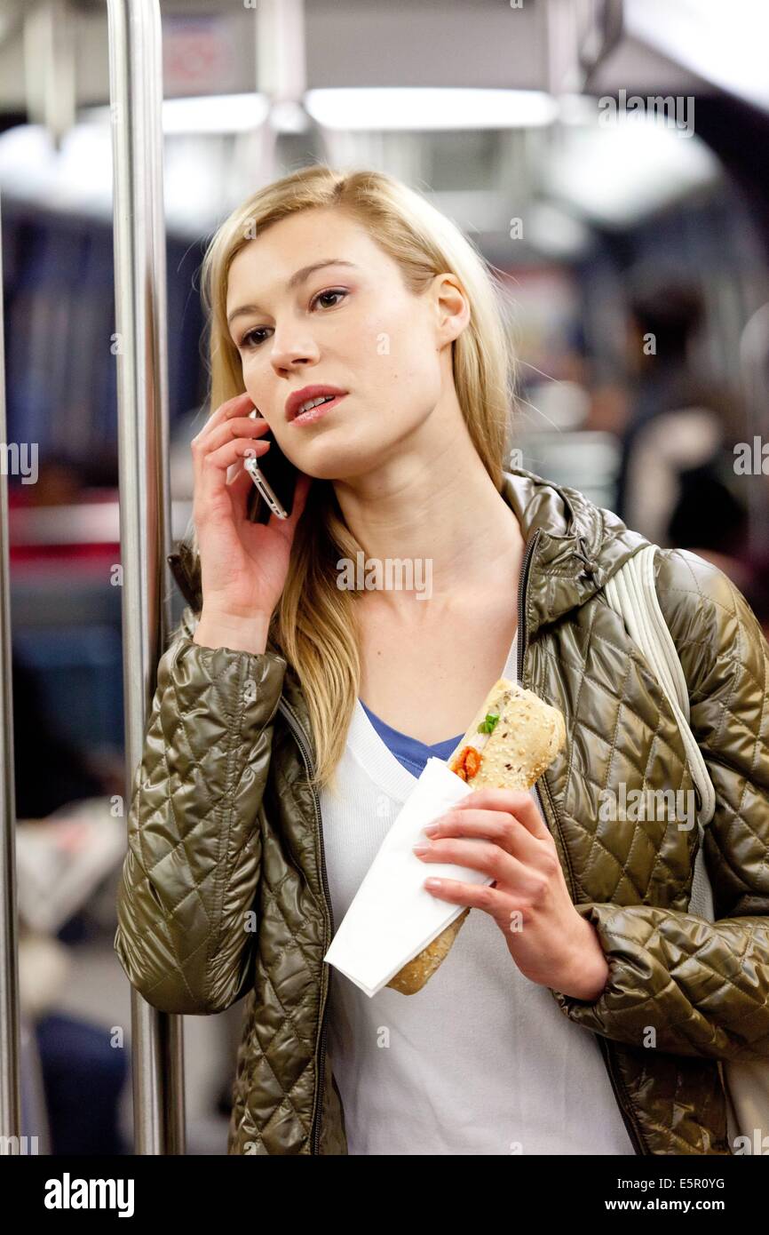 Frau in der u-Bahn ein Sandwich zu essen. Stockfoto
