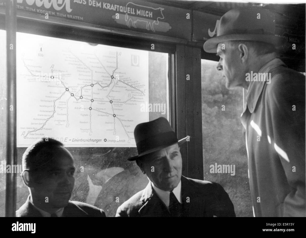 Passagiere schauen Sie sich eine Karte der Berliner U-Bahn in einem Glaskasten in Berlin, Deutschland, September 1943. Die Nazi-Reportage auf der Rückseite des Bildes lautet: "Metro-Netz hinter einer Glasscheibe. Ein Relaunch von Berlin Transport Authority (BVG). Angesichts des stark befahrenen und die Soldaten, die durch und durch das ständige Streben nach Verbesserungen hat die BVG begonnen Entsendung große u-Bahn Ausrichtung Karten auf Glasscheiben in einer auffälligen Höhe neben der kleineren Karten in den Fahrzeugen und an den Wänden der Stationen. Es wird nach und nach auf das gesamte Metronetz ausgedehnt werden. PA Stockfoto