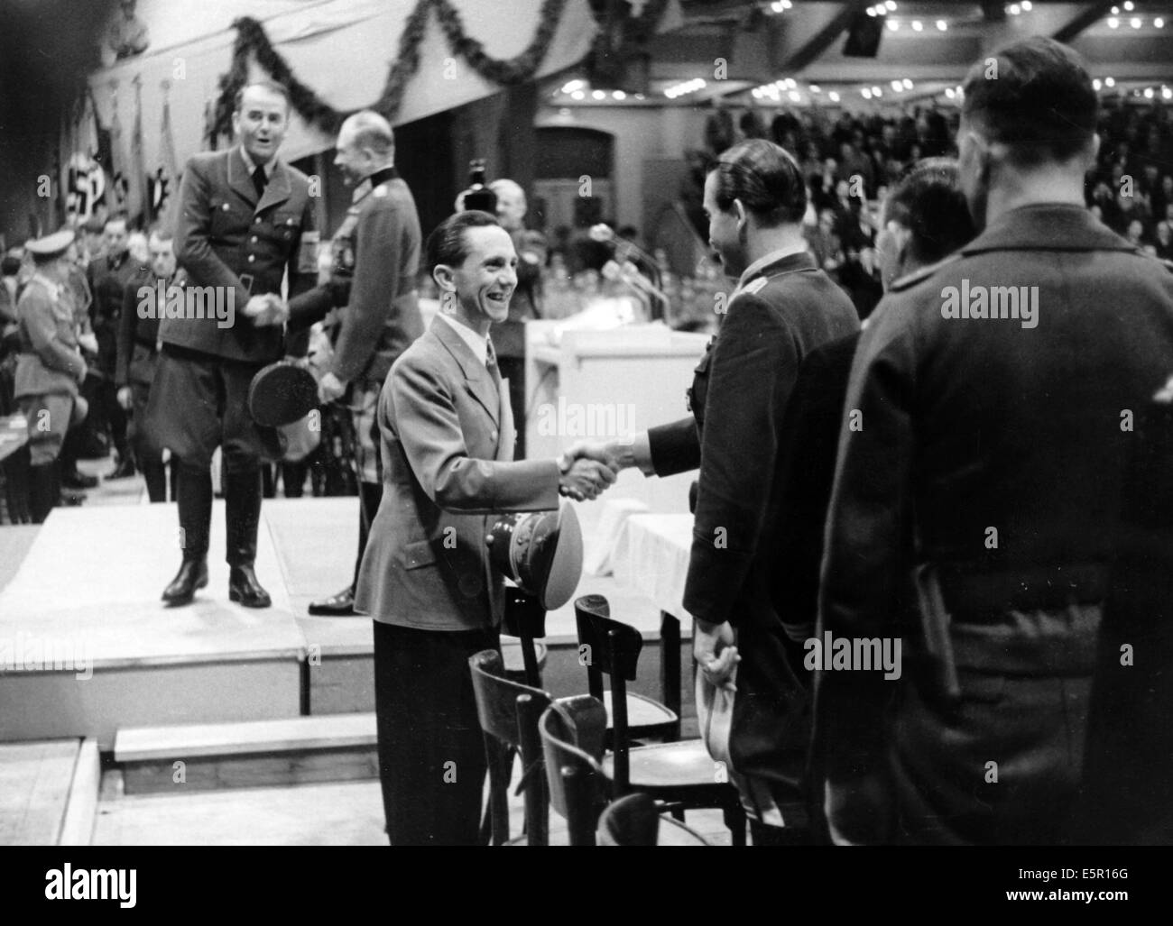 Das Nazi-Propagandafilm zeigt Joseph Goebbels, der Generalmajor Adolf Galland bei einer Kundgebung im Sportpalast zur Herstellung von Waffen begrüßt, sowie die politische und militärische Lage in Berlin, Deutschland, Juni 1943. Der Reichsminister für Rüstung und Munition, Albert Speer und Oberst Heinz Guderian, sind im linken Hintergrund. Fotoarchiv für Zeitgeschichtee - KEIN KABELDIENST Stockfoto