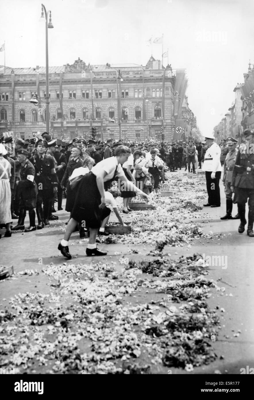 Mädchen vom Bund der Deutschen Mädchen (BDM) schmücken die Straßen mit Blumen für Hitlers Ankunft am Wilhelmplatz, als Hitler von seinem Felsennest-Hauptquartier zurückkehrt, nachdem der Armistice of Compiegne unterzeichnet wurde, der die westliche Kampagne in Frankreich am 06. Juli 1940 in Berlin beendet hat. Fotoarchiv für Zeitgeschichte - KEIN KABELDIENST Stockfoto