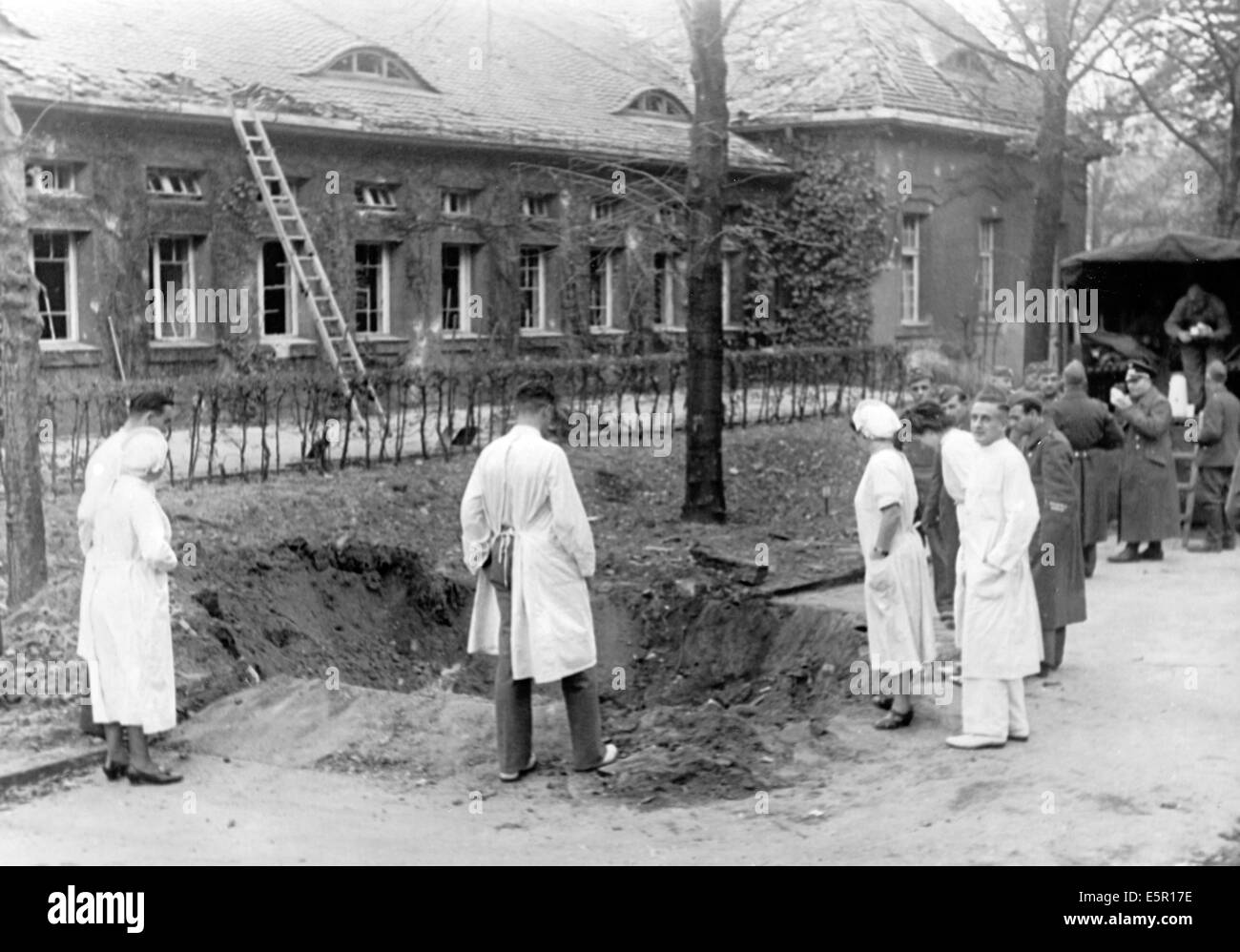 Das Bild aus einem Nazi-Nachrichtenbericht zeigt die Zerstörung im Rudolf Virchnow Hospital nach einem britischen Luftangriff in Berlin, Deutschland, Oktober 1940. Fotoarchiv für Zeitgeschichte - KEIN KABELDIENST Stockfoto