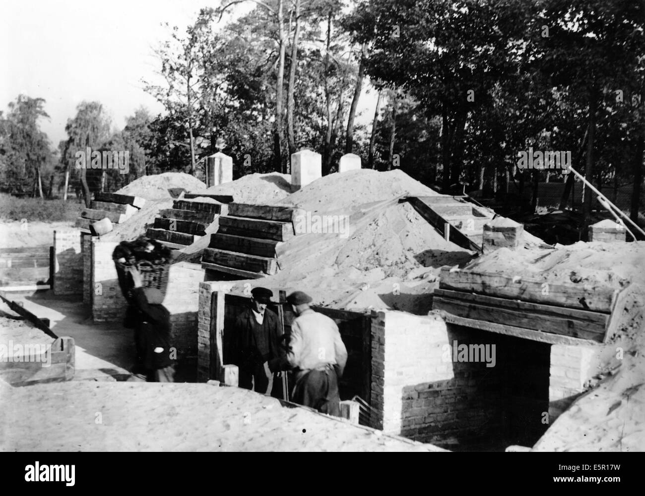 Das Bild aus einem Nazi-Nachrichtenbericht zeigt Holzkohlepfähle, die den Prozess der Lieferung von Holzkohle an mit Holzgas betriebene Fahrzeuge in Berlin, Deutschland, im September 1944 vereinfachen sollen. Das Holz, das nicht mehr für den Bau geeignet war, wurde aus den Trümmern der Stadt gesammelt. Fotoarchiv für Zeitgeschichte - KEIN KABELDIENST Stockfoto