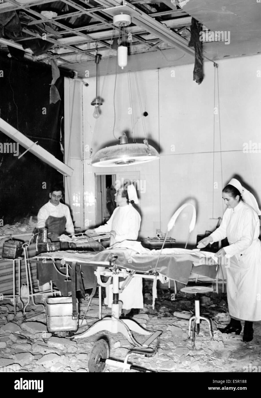 Das Bild aus einem Nazi-Nachrichtenbericht zeigt einen zerstörten Operationssaal im Robert Koch Krankenhaus nach einem britischen Luftangriff in Berlin, Deutschland, Oktober 1940. Fotoarchiv für Zeitgeschichte - KEIN KABELDIENST Stockfoto