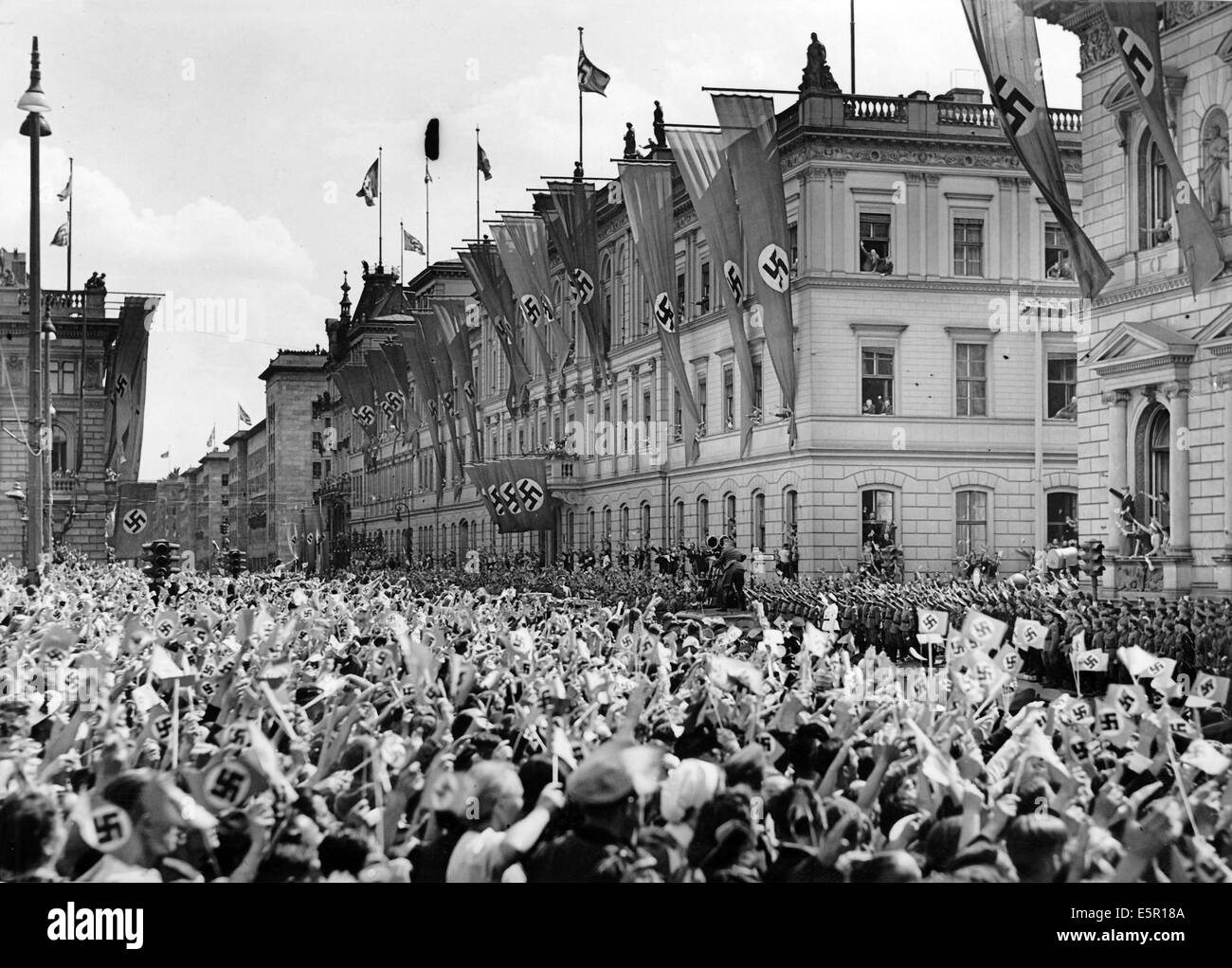 Die Menschen jubeln Hitlers Ankunft auf dem Wilhelmplatz an, als Hitler von seinem Felsennest-Hauptquartier zurückkehrt, nachdem der Waffenstillstand von Compiegne unterzeichnet wurde, der die westliche Kampagne in Frankreich am 06. Juli 1940 in Berlin beendet hat. Fotoarchiv für Zeitgeschichte - KEIN DRAHTGEBUNDENES SERVICEPIXEL Stockfoto