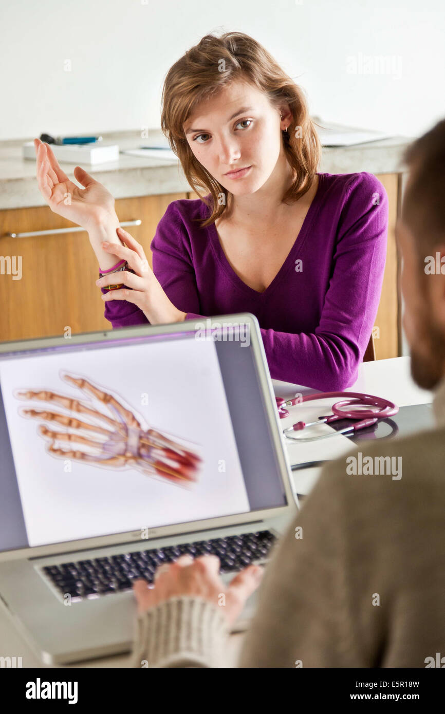 Frau Beratung für Schmerzen am Handgelenk. Stockfoto