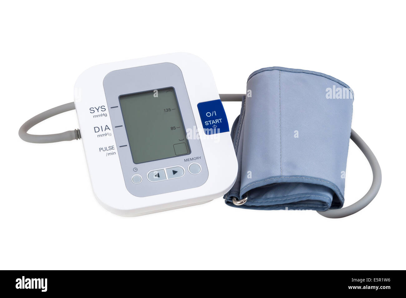 Digitales Blutdruckmessgerät isoliert auf weißem Hintergrund mit Beschneidungspfad Stockfoto