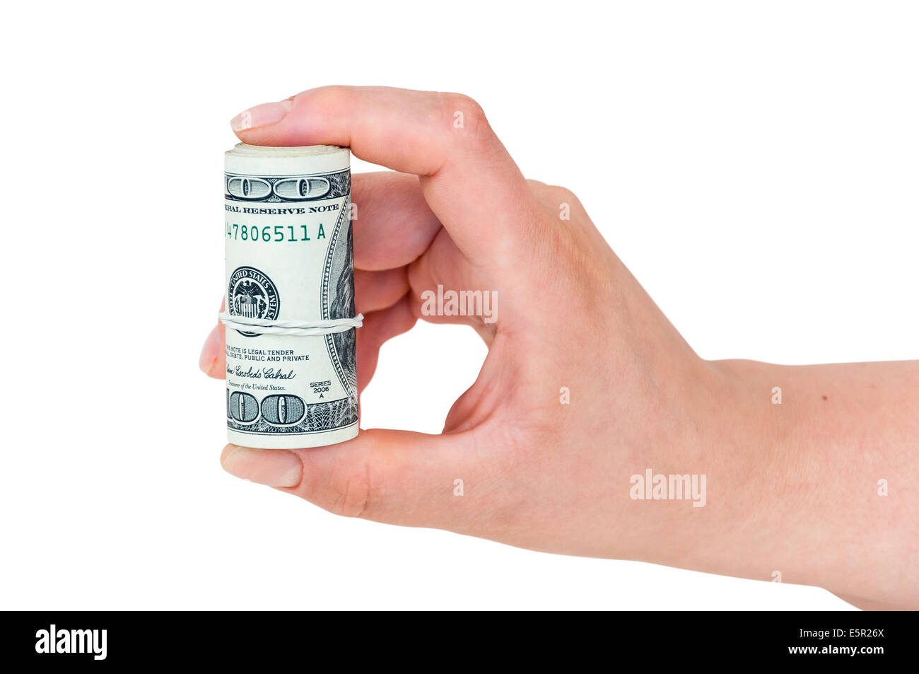 Hand hält gerollt 100-Dollar-Banknoten isoliert auf weißem Hintergrund mit Beschneidungspfad Stockfoto