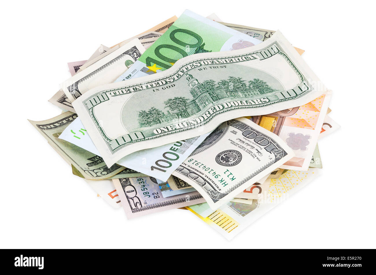Haufen von Dollar und Euro-Banknoten isoliert auf weißem Hintergrund mit Beschneidungspfad Stockfoto