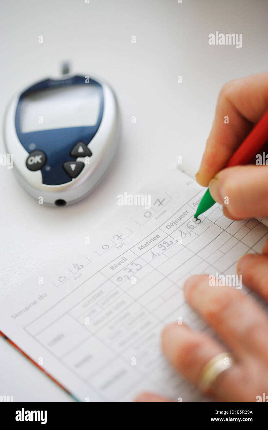 Gesundheit-Notebook von der diabetischen, wo bekannte Glycemia und injizierten Dosen von Insulin sind. Stockfoto