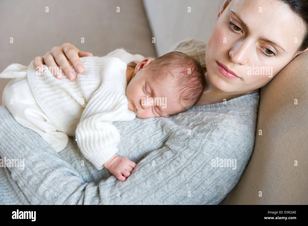 3 Wochen altes Baby mit seiner Mutter Stockfotografie Alamy