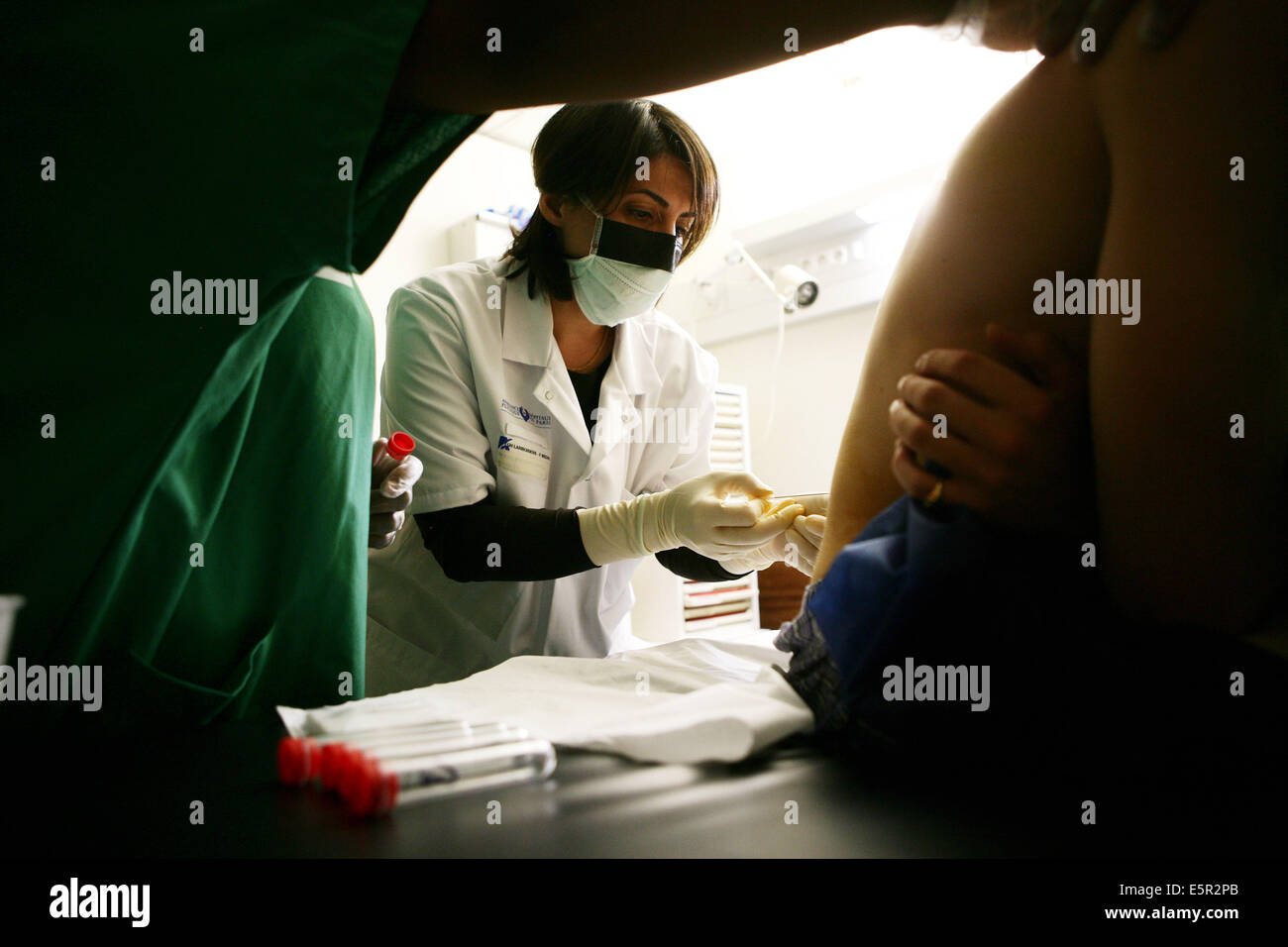 Patienten eine lumbale Punktion nach Verdacht auf Meningitis, Notaufnahme, Lariboisière Krankenhauses, Paris, Frankreich. Stockfoto