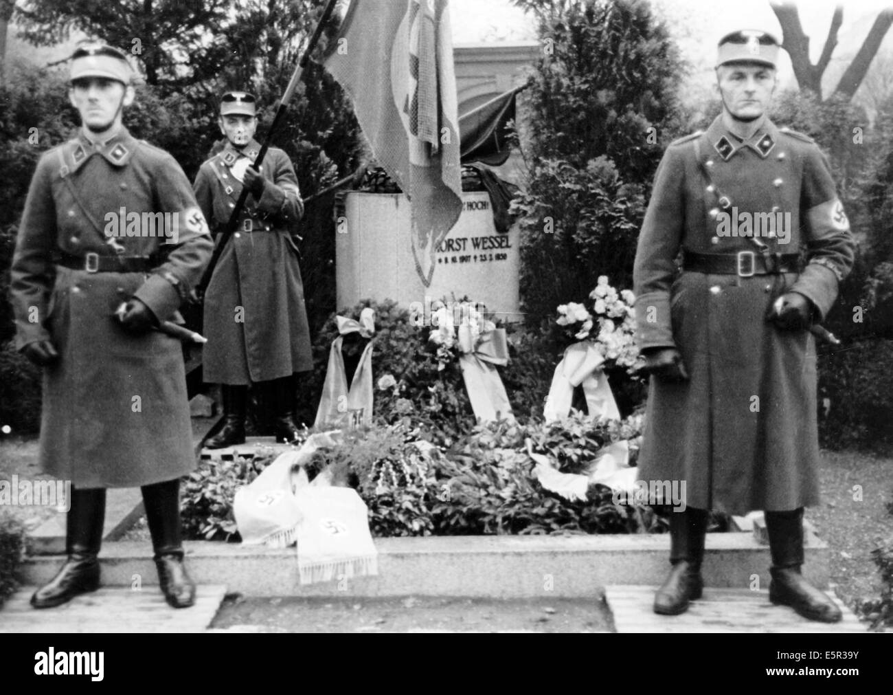 Das Nazi-Propagandafoto zeigt die Ehrengarde am Grab von Horst Wessel in St. Nicholas-Friedhof während einer Gedenkfeier für die Menschen, die beim Hitler-Ludendorff-Staatsstreich (Bierhalle Putsch) 1923 in Berlin am 1943. November getötet wurden. Fotoarchiv für Zeitgeschichte - KEIN KABELDIENST Stockfoto