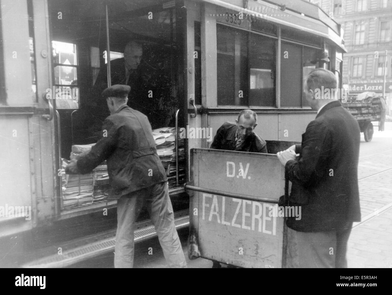 Das Bild aus einem Nazi-Nachrichtenbericht zeigt eine Berliner Verkehrsbehörde (B.V.G.), die Zeitungen statt Passagiere im Oktober 1944 in Berlin transportiert. Der Originaltext auf der Rückseite des Bildes lautet: "Das heutige Leben in Berlin - der B.V.G. hat den Transport von Obst, Gemüse, Zeitungen, Kohle und anderen Dingen übernommen. Zeitungen, Obst, Gemüsekohle statt Passagiere, eine neue Ergänzung in Berlins Straßenleben." Fotoarchiv für Zeitgeschichte - KEIN KABELDIENST Stockfoto