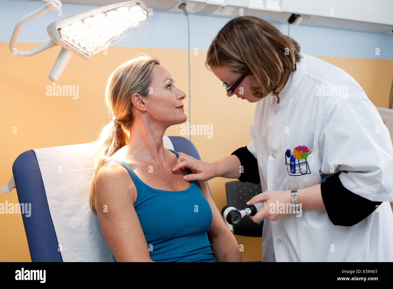 Hautarzt untersuchen Haut der Patientin mit Dermatoskop, Krankenhaus in Limoges, Frankreich. Stockfoto