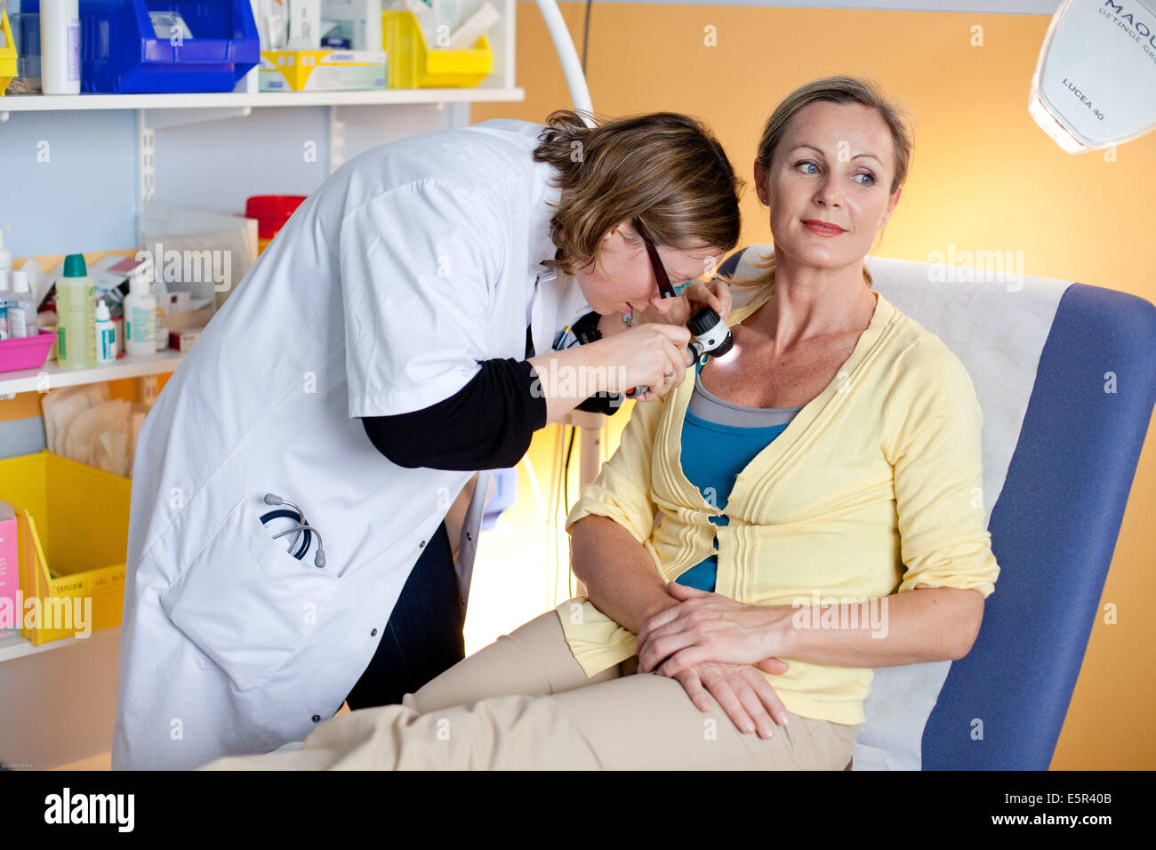 Hautarzt untersucht die Haut der Patientin mit Dermatoskop. Krankenhaus von Limoges, Frankreich. Stockfoto