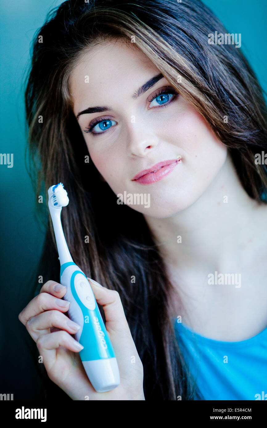 Frau, putzen ihre Zähne mit der elektrischen Zahnbürste. Stockfoto