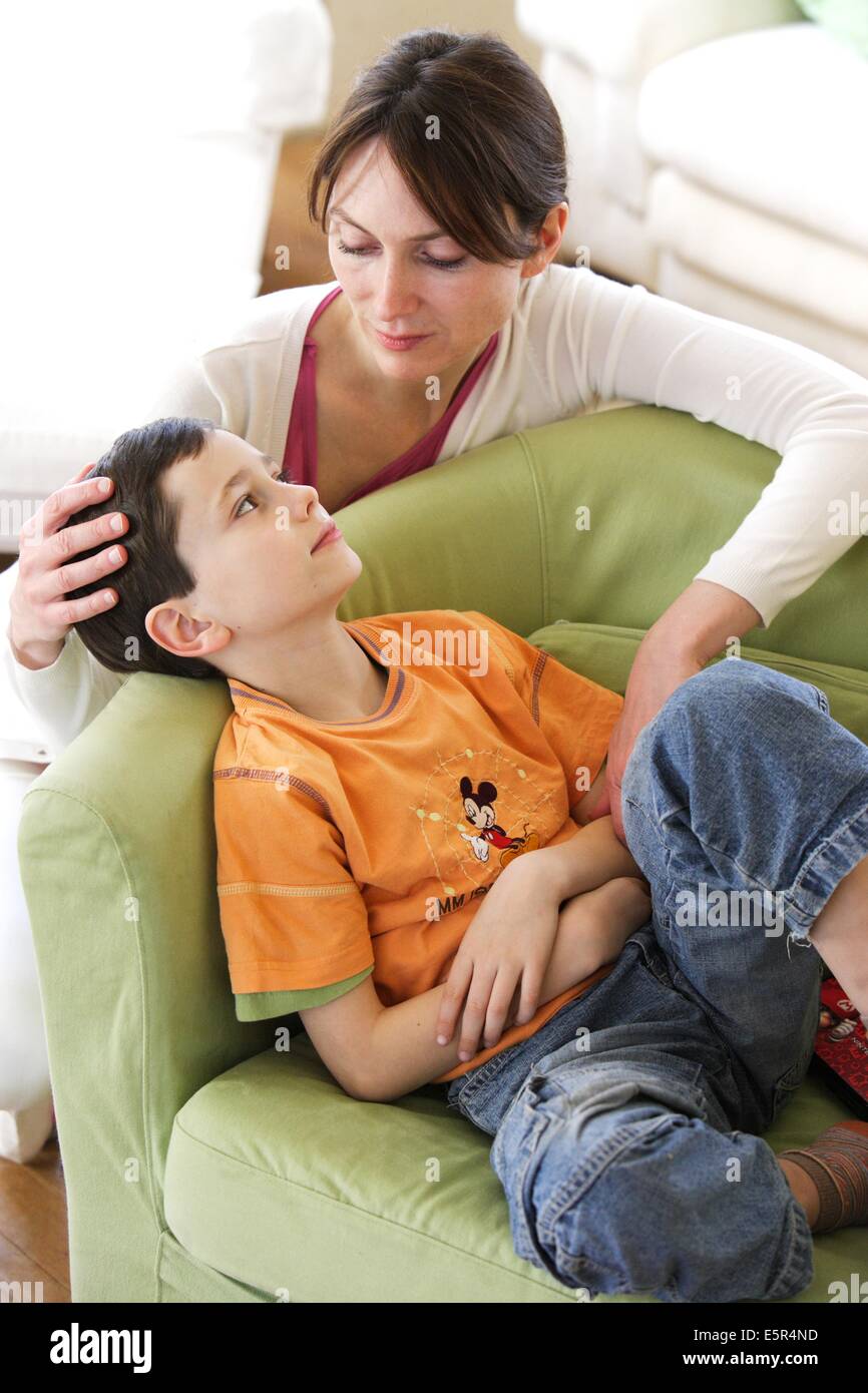 8 Jahre altes Kind Bauchweh leiden. Stockfoto