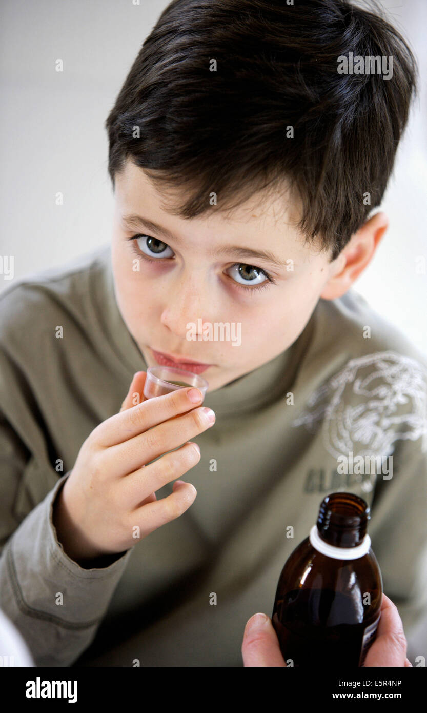 8 Jahre altes Kind unter Sirup. Stockfoto