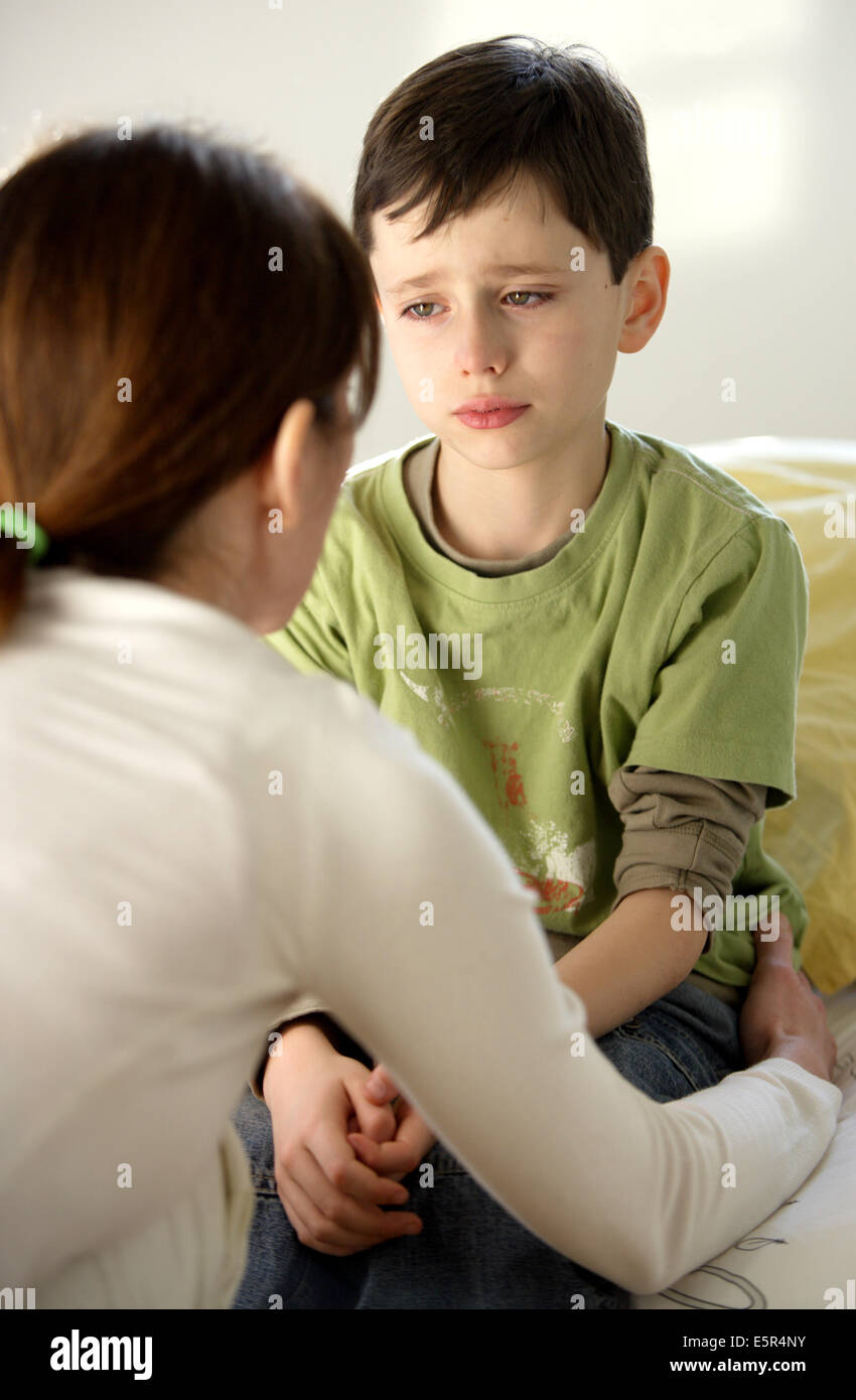 8 Jahre altes Kind mit seiner Mutter. Stockfoto