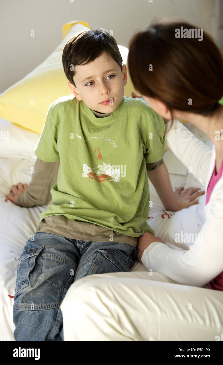 8 Jahre altes Kind mit seiner Mutter. Stockfoto