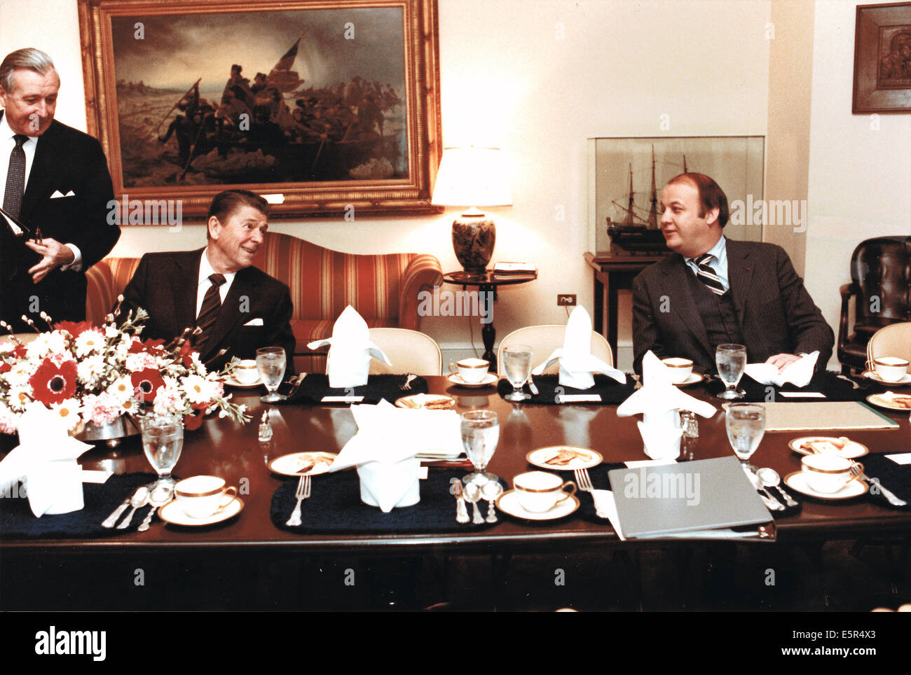 UNS. 4. August 2014. Datei-PIX: US-Präsident Ronald Reagan, Center, teilt ein Gedanke mit weißen Haus Pressesekretär James S. Brady, rechts, vor dem ein Arbeitsessen, die Wirtschaft im Weißen Haus in Washington, DC auf 13. Februar 1981 zu diskutieren. US Secretary Of The Treasury Donald T. Regan ist auf der linken Seite sehen. Brady verstarb am Montag, 4. August 2014. Bildnachweis: Dpa picture Alliance/Alamy Live News Stockfoto