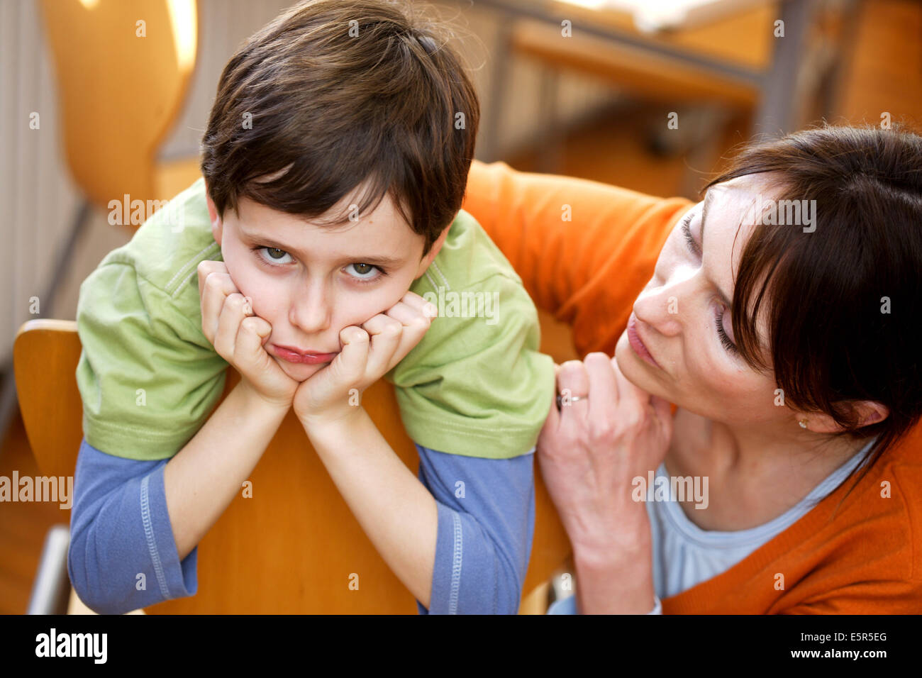 Mutter mit ihrem 8 Jahre alten Jungen zu sprechen. Stockfoto